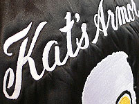背面の刺繍「Kat's Armor(カッツアーマー）」