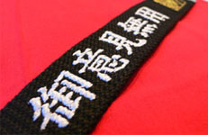 刺繍部分は、熟練の職人による、手振り刺繍です。